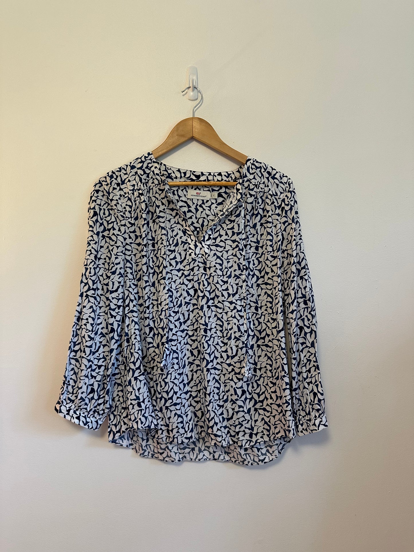 Vineyard Vines Navy Blue and White Leaf Print Tie Neck Blouse | Size Small