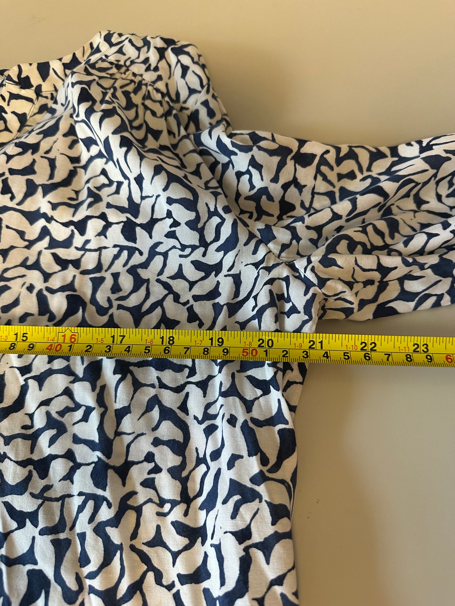 Vineyard Vines Navy Blue and White Leaf Print Tie Neck Blouse | Size Small
