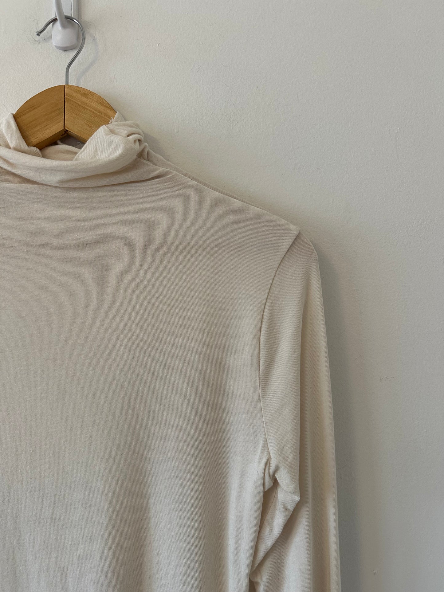 Banana Republic Luxe Wool Blend Long Sleeve Turtleneck T-Shirt | Size Medium