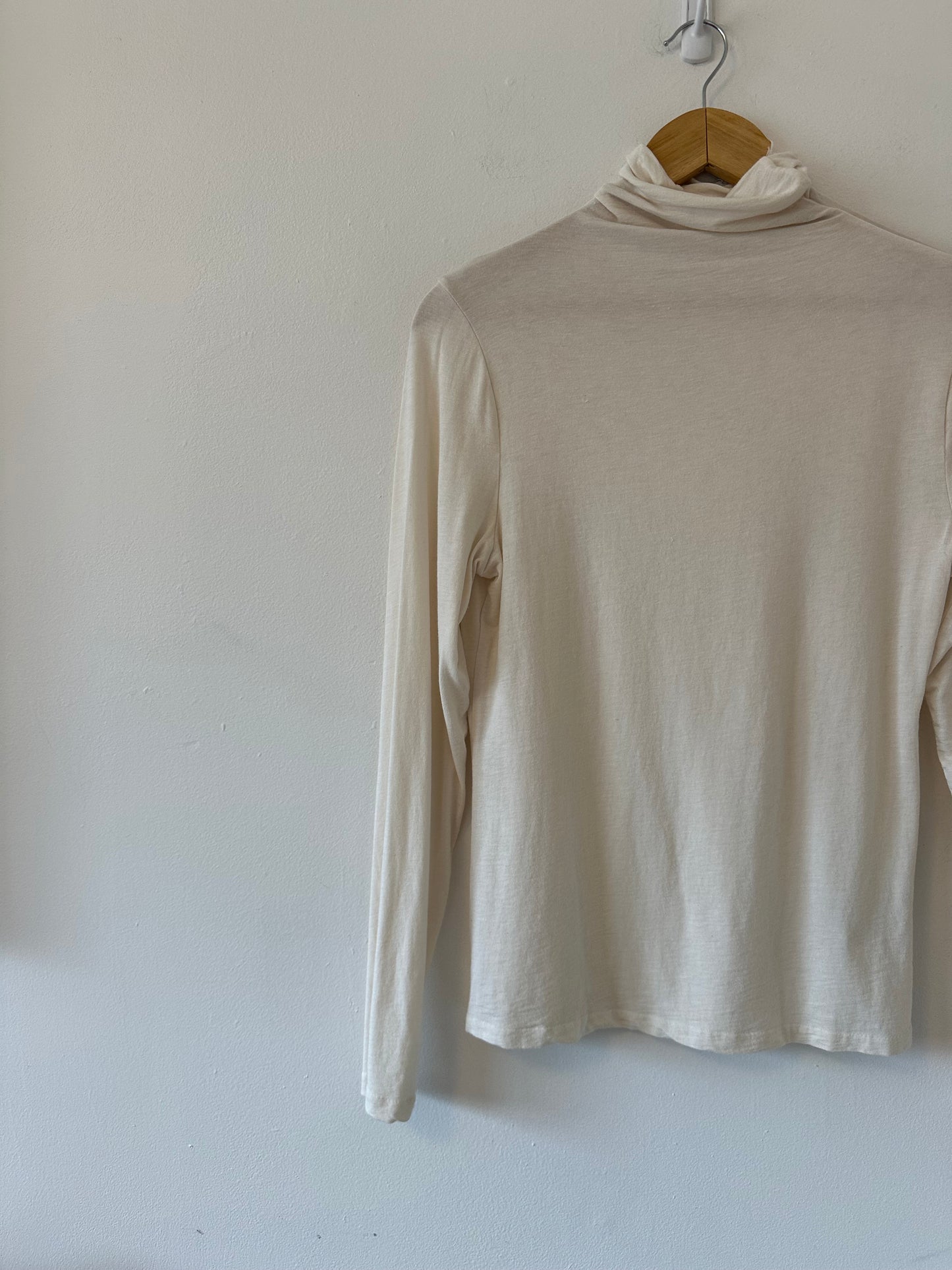 Banana Republic Luxe Wool Blend Long Sleeve Turtleneck T-Shirt | Size Medium