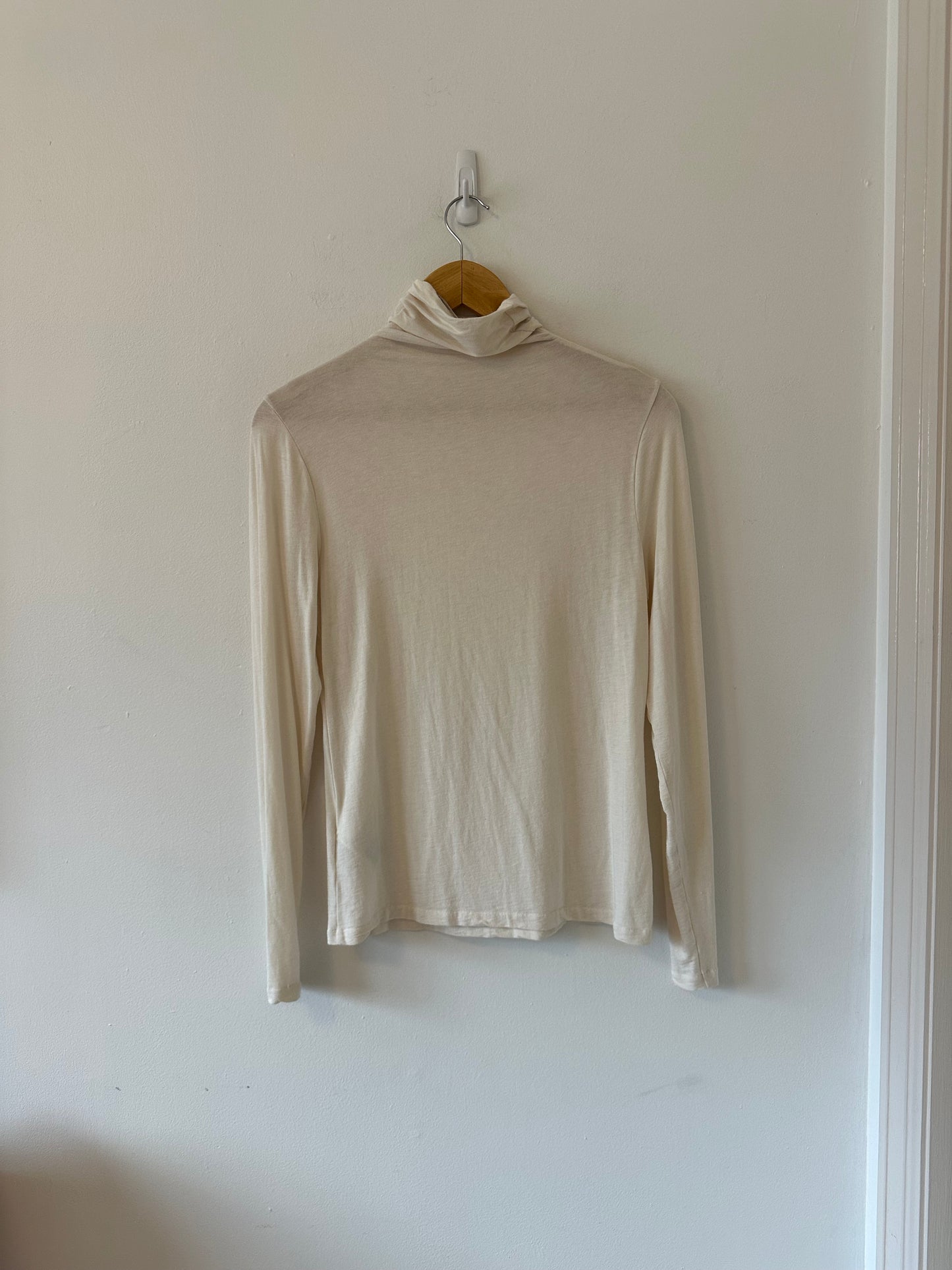 Banana Republic Luxe Wool Blend Long Sleeve Turtleneck T-Shirt | Size Medium