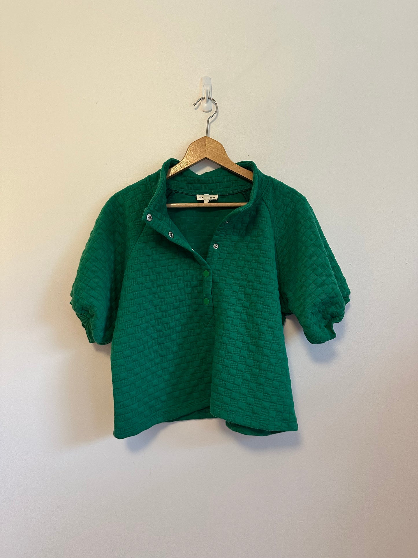 Main Strip Quilted Short Sleeve Snap Mock Neck Pullover Top in Green | Size Medium