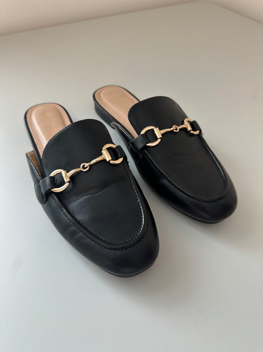 Cushionaire Yates Buckle Slip On Mule in Black | Size 8