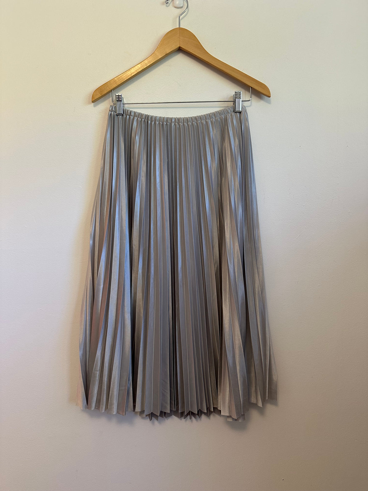 Bella Dahl Silver Metallic Pleated Midi Skirt | Size Small