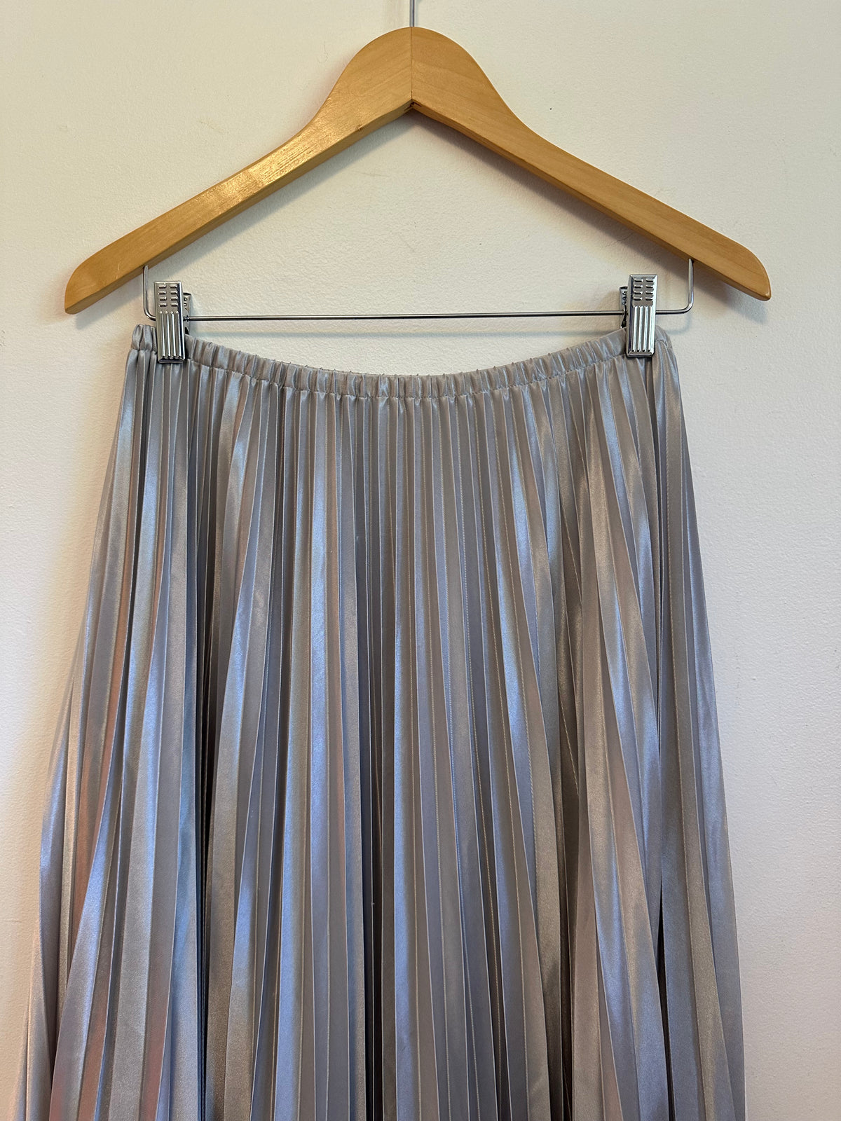 Bella Dahl Silver Metallic Pleated Midi Skirt | Size Small