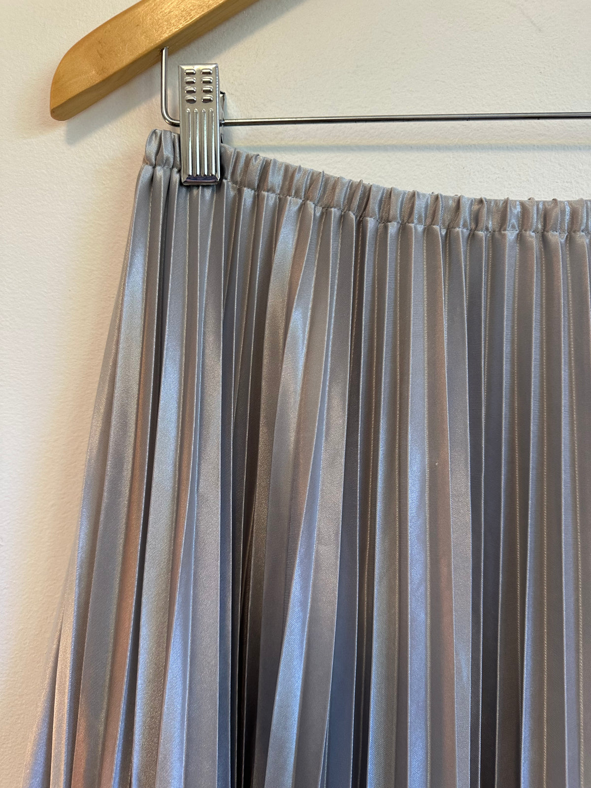 Bella Dahl Silver Metallic Pleated Midi Skirt | Size Small