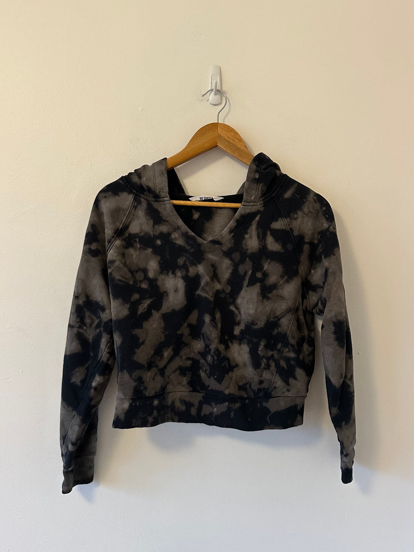 BB Dakota Tie Dye Cropped Pullover Hoodie Gray and Black Sweatshirt | Size Large