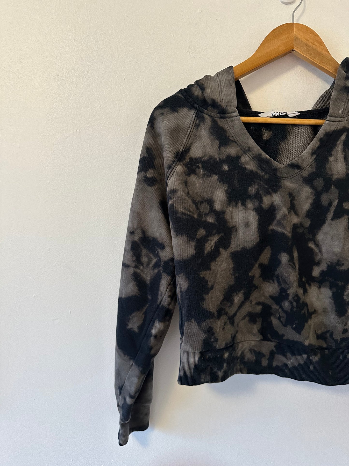 BB Dakota Tie Dye Cropped Pullover Hoodie Gray and Black Sweatshirt | Size Large