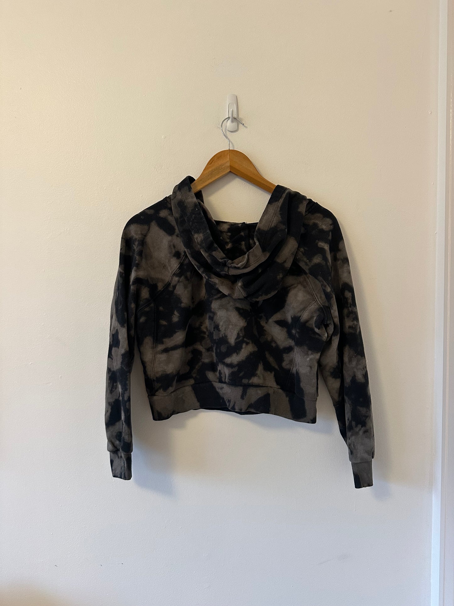 BB Dakota Tie Dye Cropped Pullover Hoodie Gray and Black Sweatshirt | Size Large