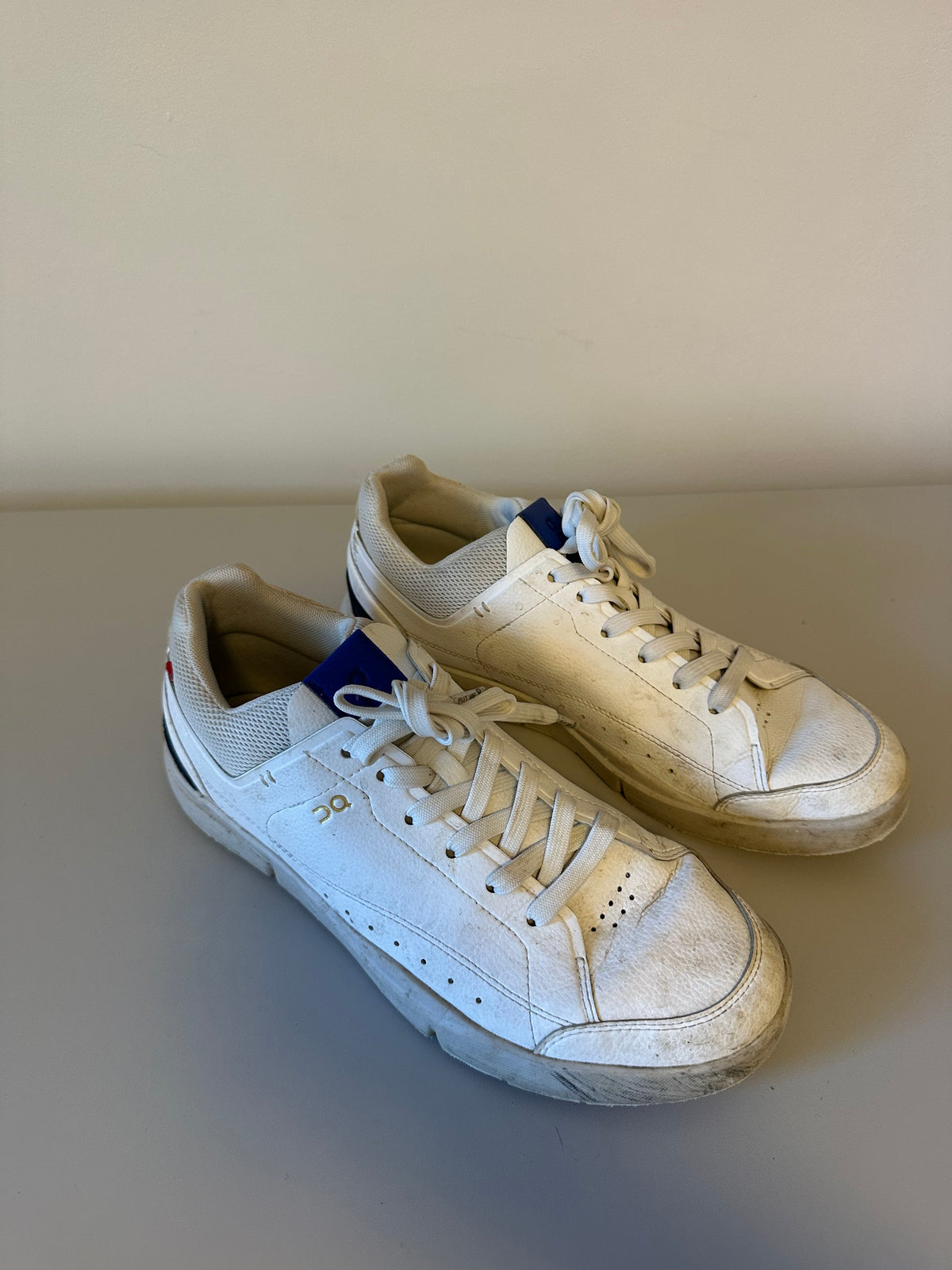 On Running The Roger Advantage Sneakers in White and Cobalt Blue | Size 9.5