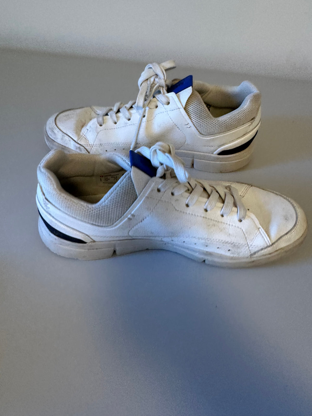 On Running The Roger Advantage Sneakers in White and Cobalt Blue | Size 9.5