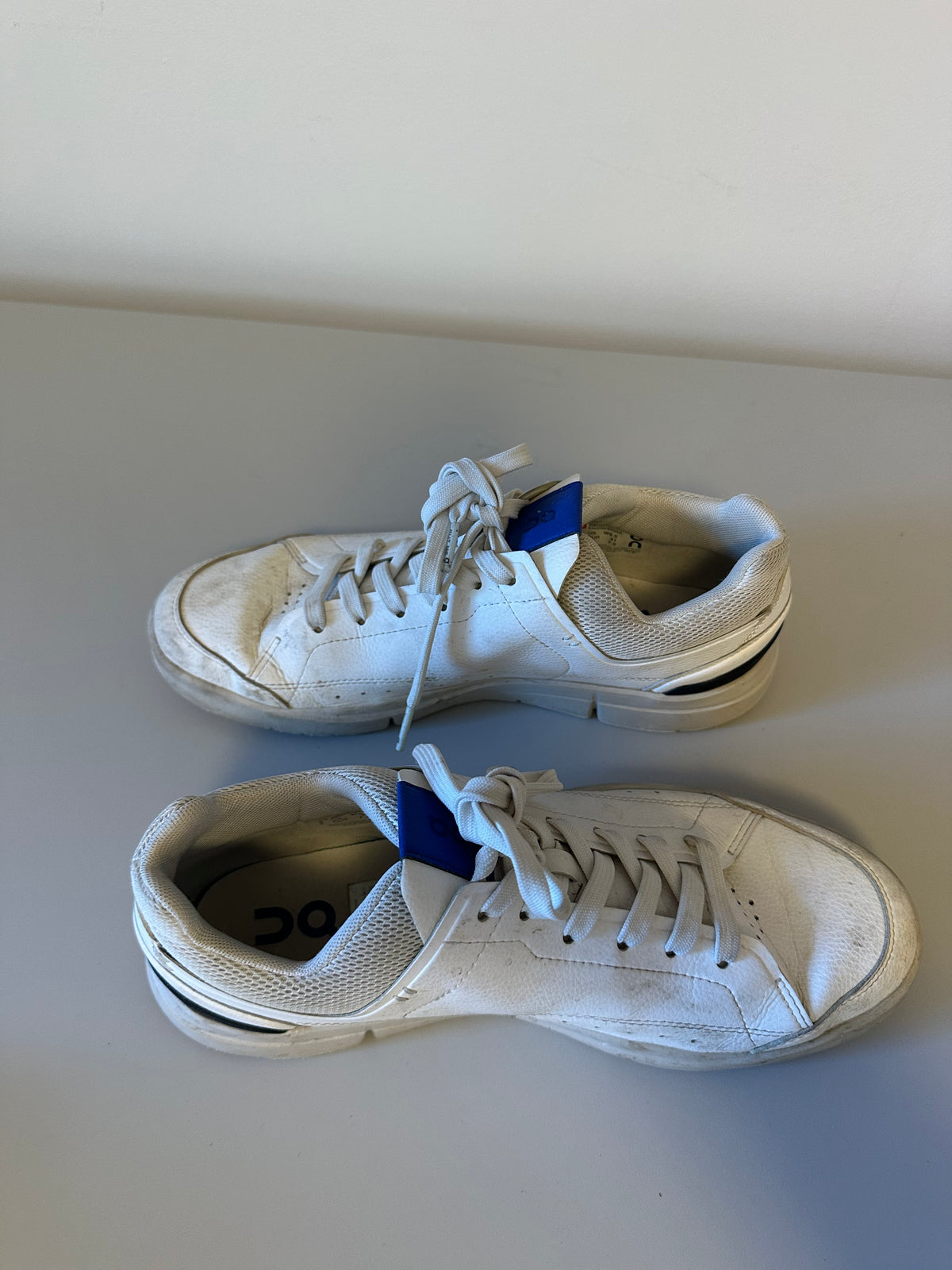 On Running The Roger Advantage Sneakers in White and Cobalt Blue | Size 9.5