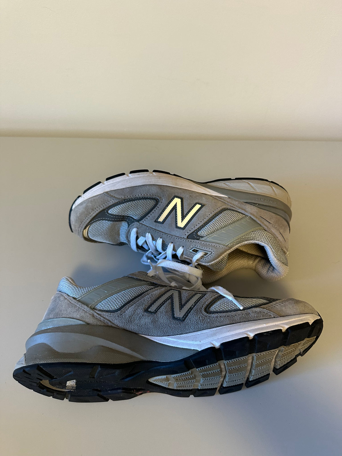 New Balance 990v5 Classic Sneakers in Grey Suede Mesh | Size 9.5