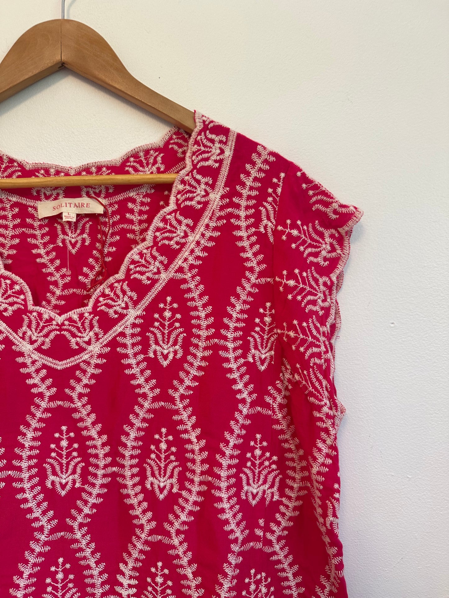 Solitaire Pink Embroidered V-Neck Scalloped Hem Blouse | Size Large
