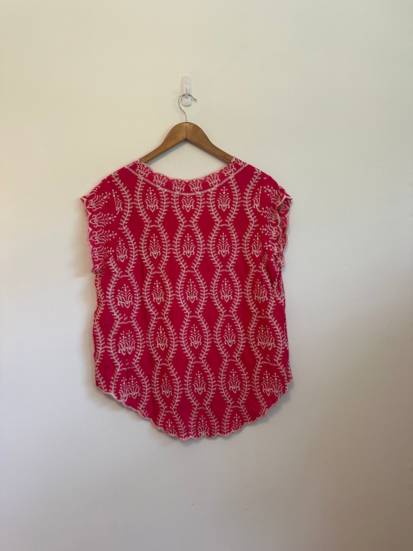Solitaire Pink Embroidered V-Neck Scalloped Hem Blouse | Size Large