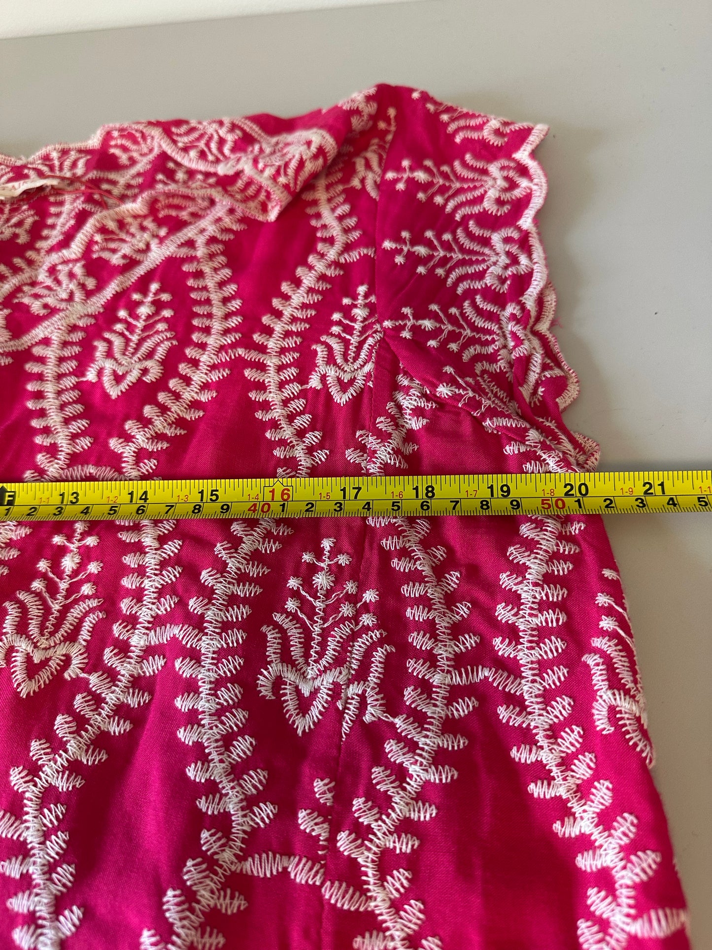 Solitaire Pink Embroidered V-Neck Scalloped Hem Blouse | Size Large