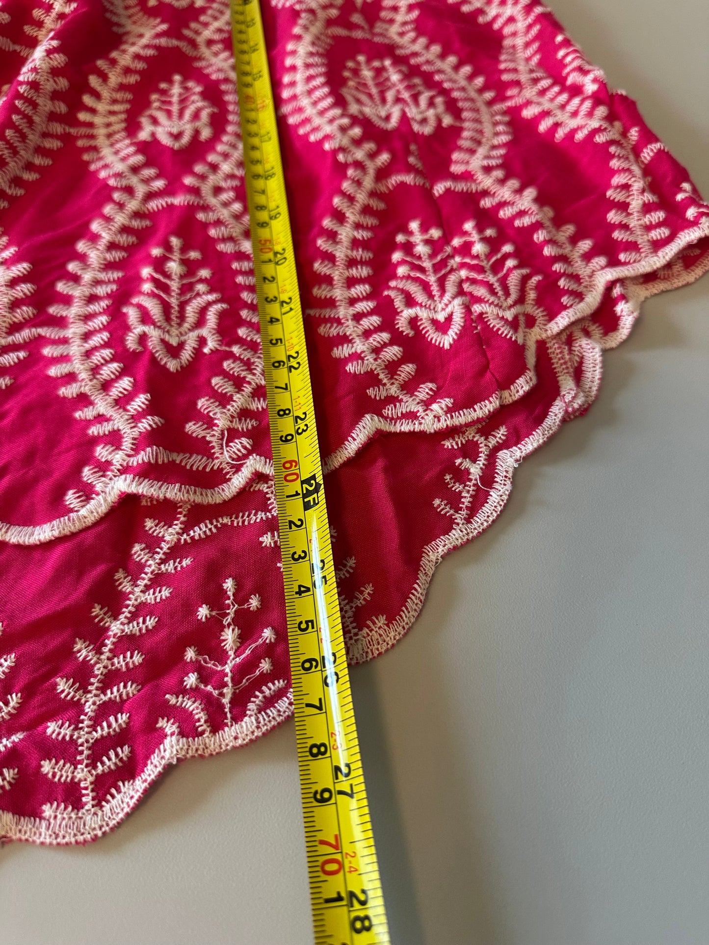 Solitaire Pink Embroidered V-Neck Scalloped Hem Blouse | Size Large