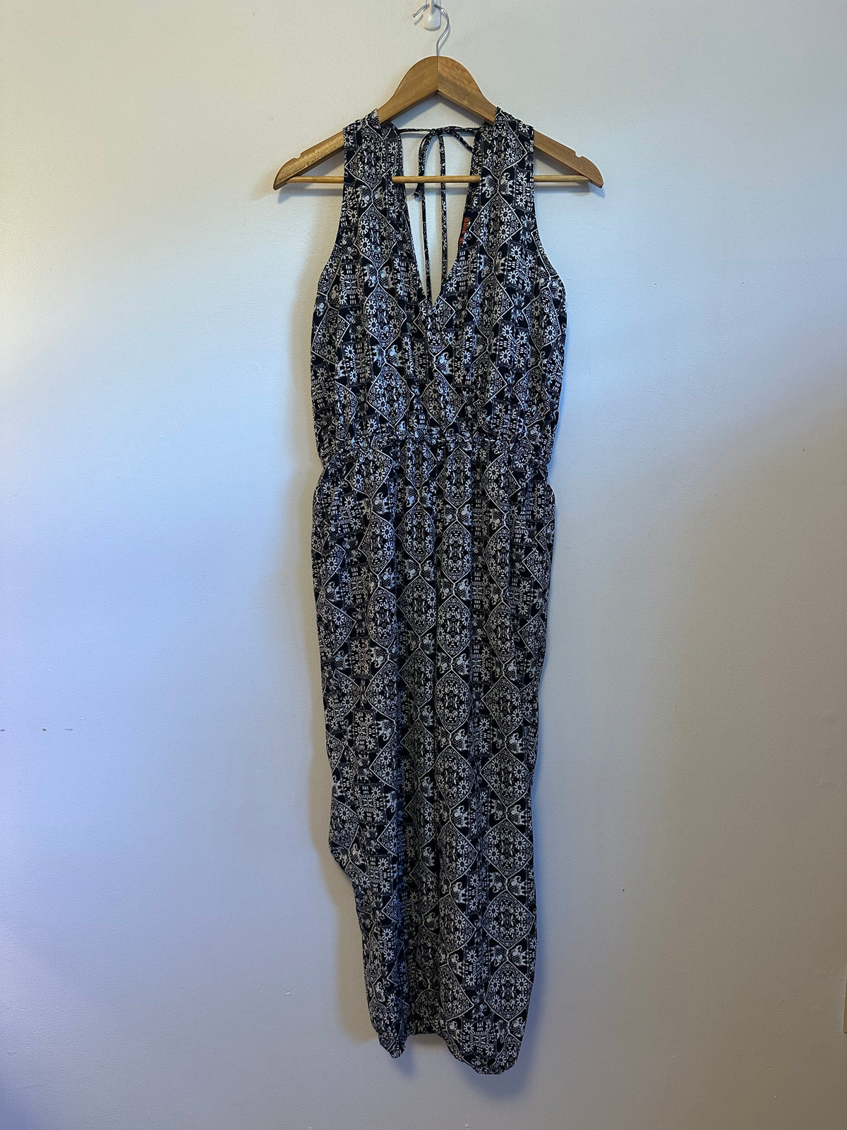 Love Tree Black and White Elephant Print Sleeveless Jumpsuit | Size Large