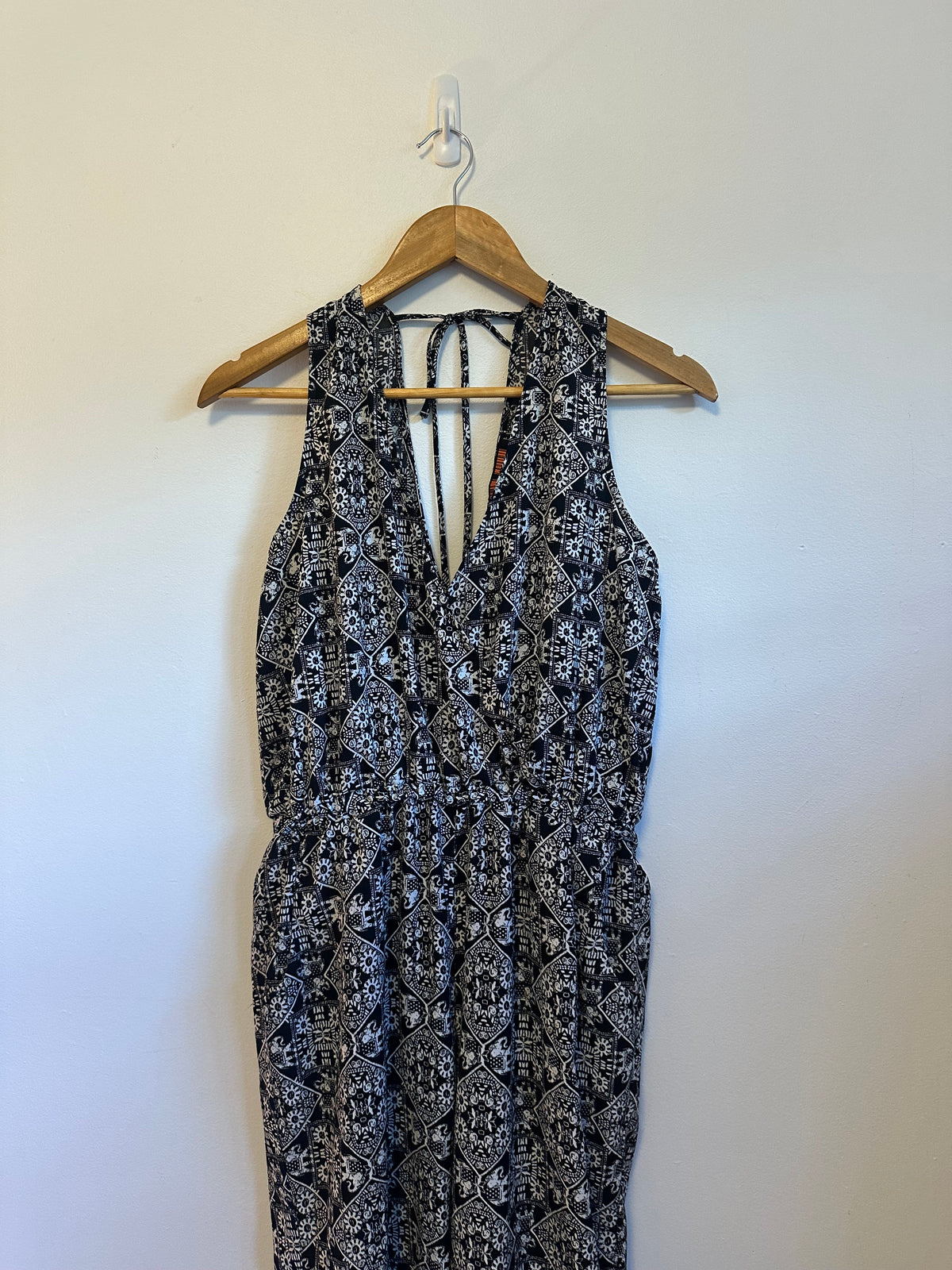Love Tree Black and White Elephant Print Sleeveless Jumpsuit | Size Large