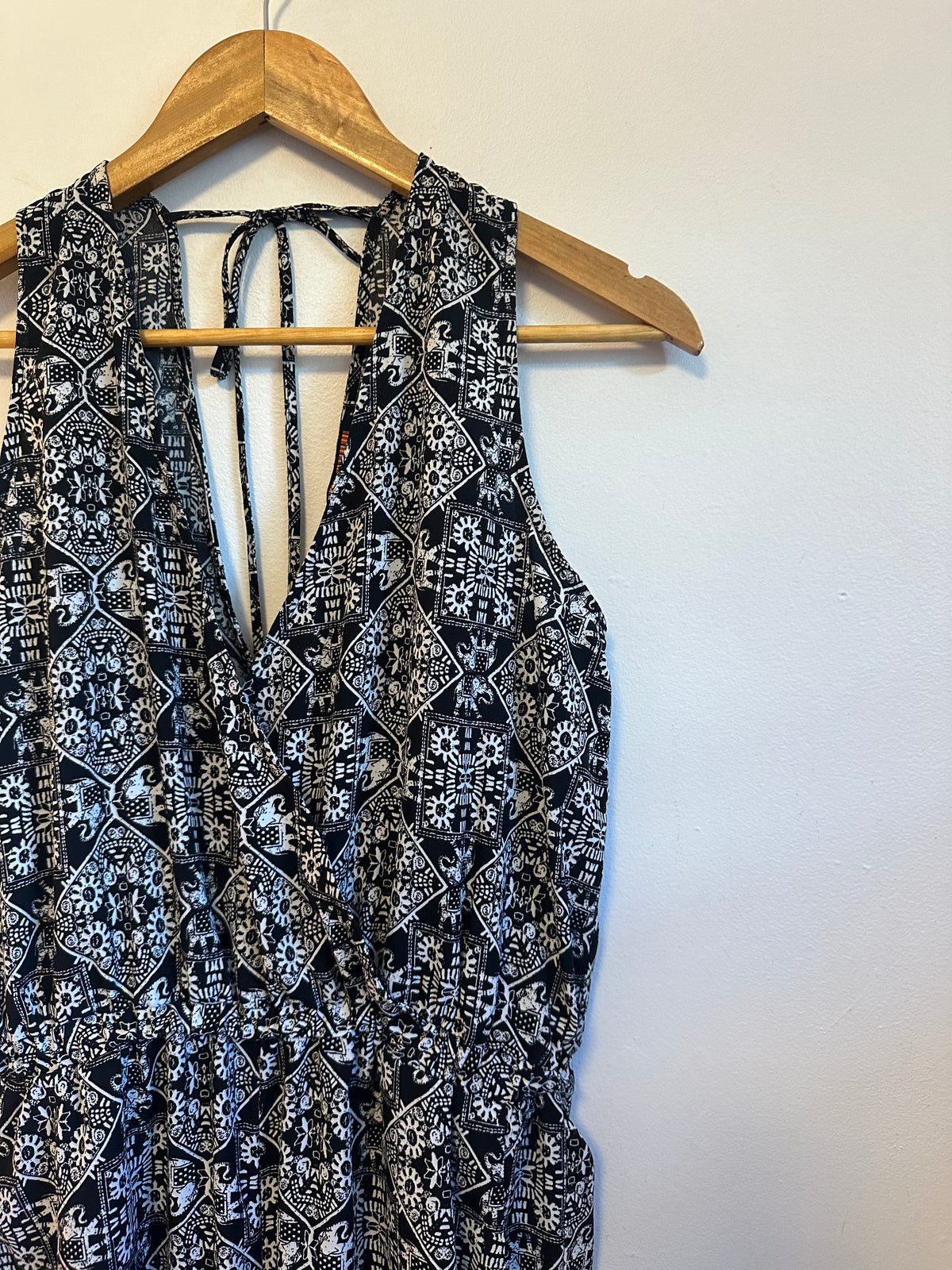 Love Tree Black and White Elephant Print Sleeveless Jumpsuit | Size Large
