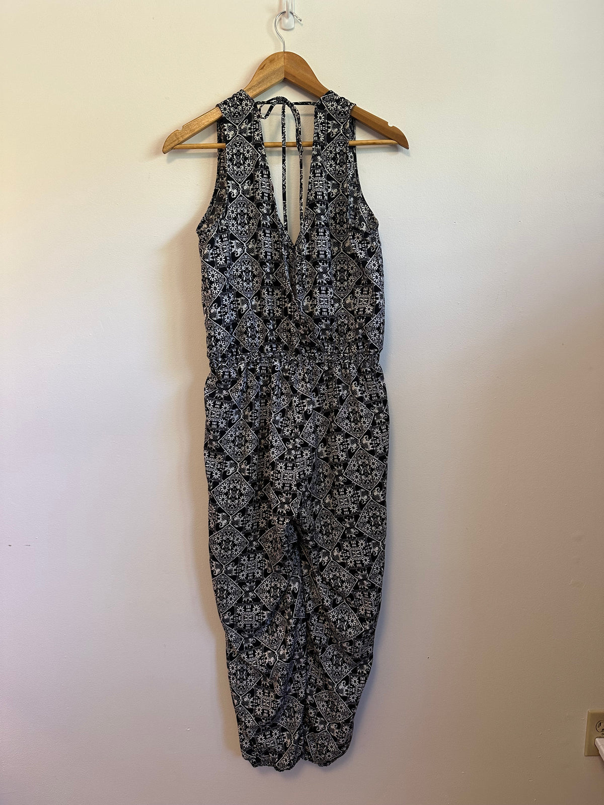 Love Tree Black and White Elephant Print Sleeveless Jumpsuit | Size Large