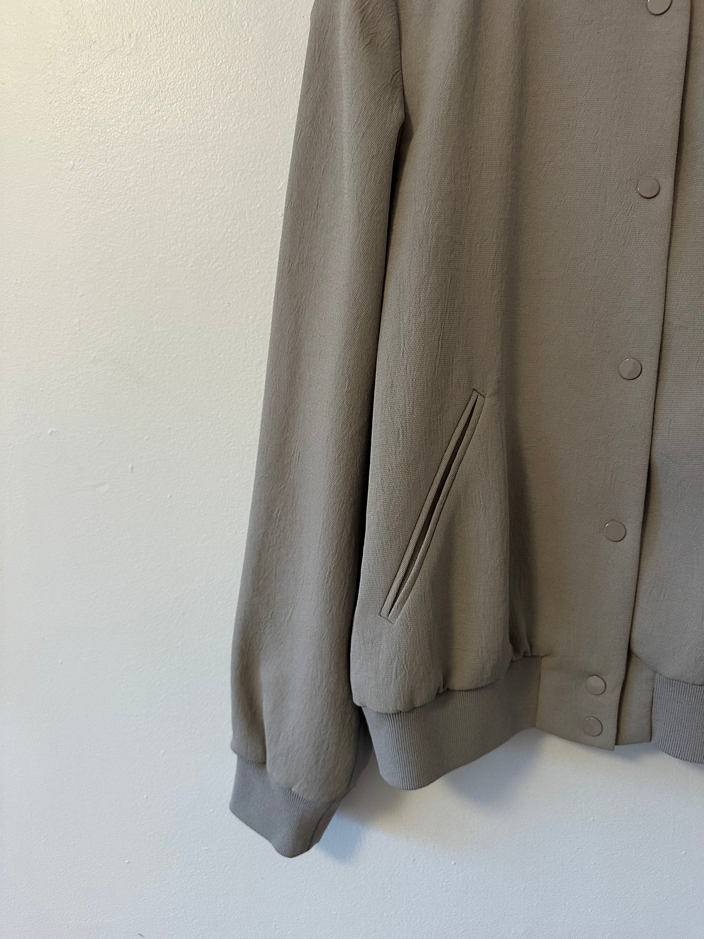 Aritzia Wilfred Poussin Snap Front Bomber Jacket in Taupe | Size Large