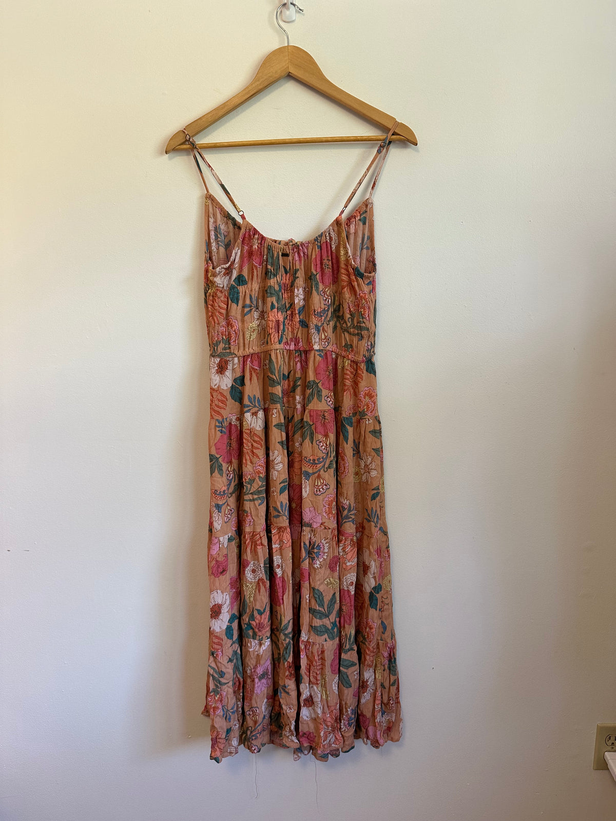 O'Neill Floral Tiered Midi Dress in Coral Pink | Size Medium