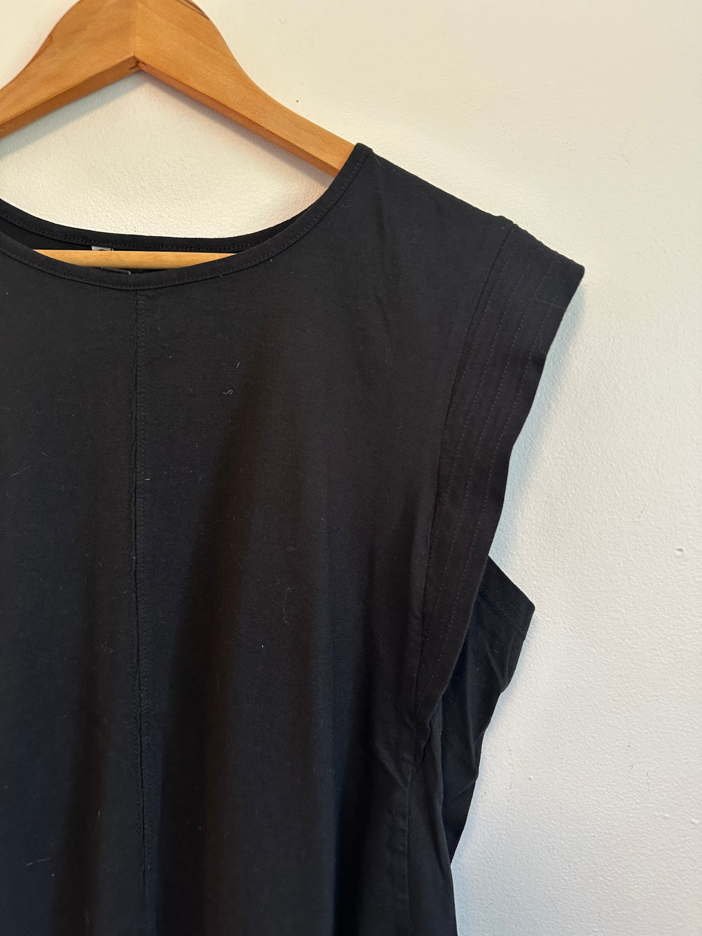 Banana Republic Black Sleeveless Muscle T-Shirt | Size Large