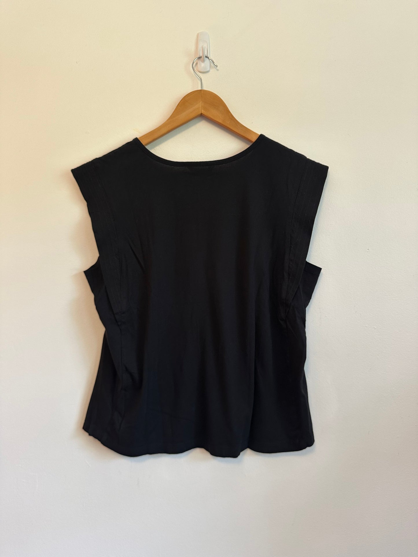 Banana Republic Black Sleeveless Muscle T-Shirt | Size Large