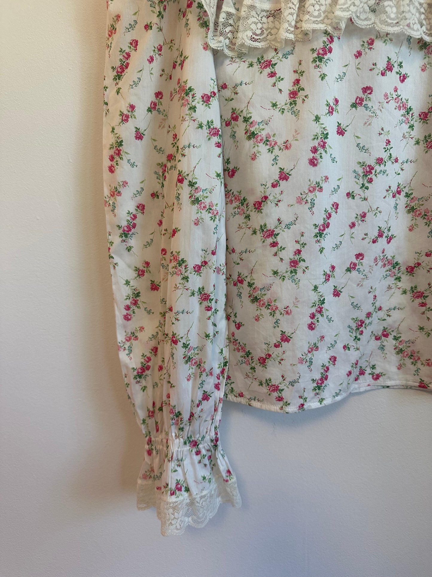 Philosophy di Lorenzo Serafini Liberty Floral Lace Ruffle Blouse in White and Pink | Size 6