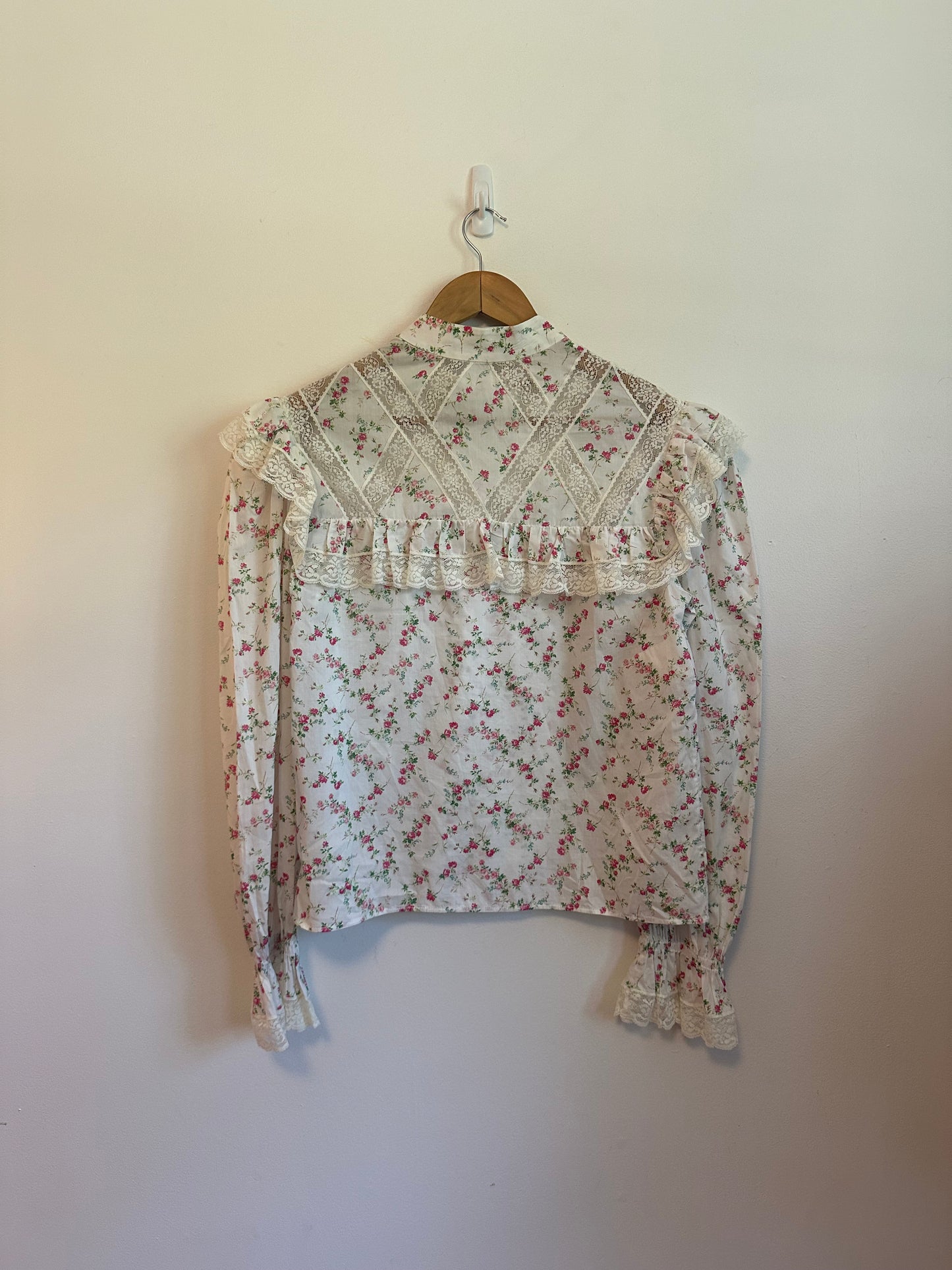 Philosophy di Lorenzo Serafini Liberty Floral Lace Ruffle Blouse in White and Pink | Size 6
