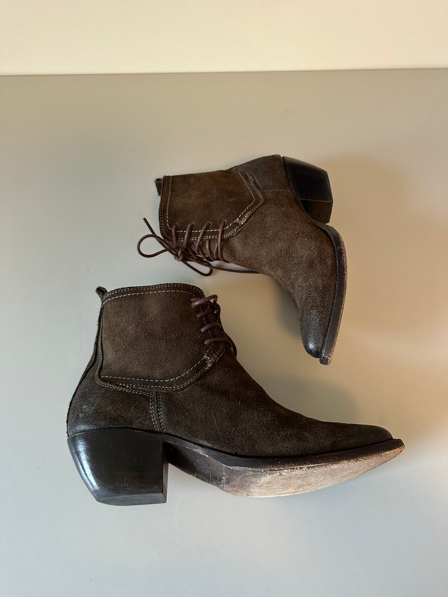 Frye Sacha Chukka Ash Brown Suede Lace Up Pointed Toe Ankle Boot | Size 6
