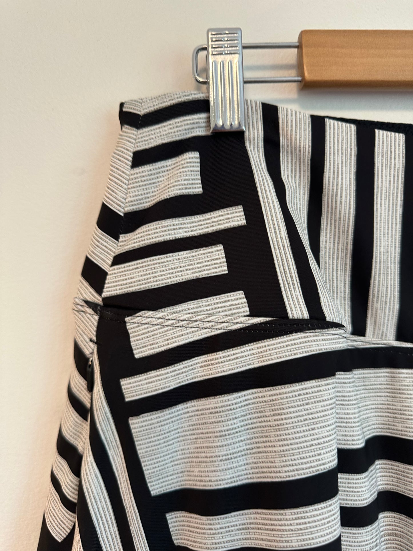 CALIA Carrie Underwood Black and White Striped Geometric Athletic Skort | Size Large