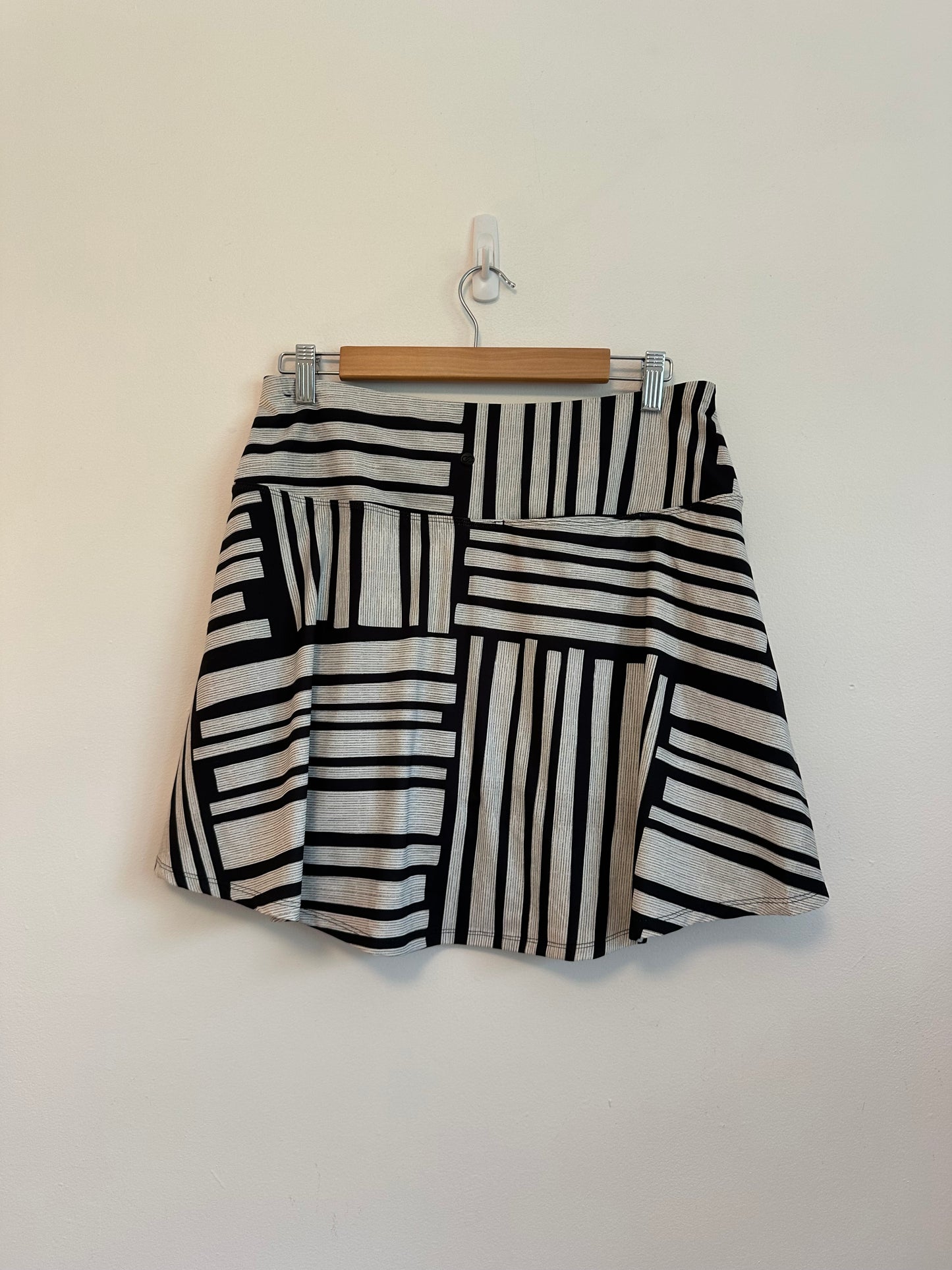CALIA Carrie Underwood Black and White Striped Geometric Athletic Skort | Size Large