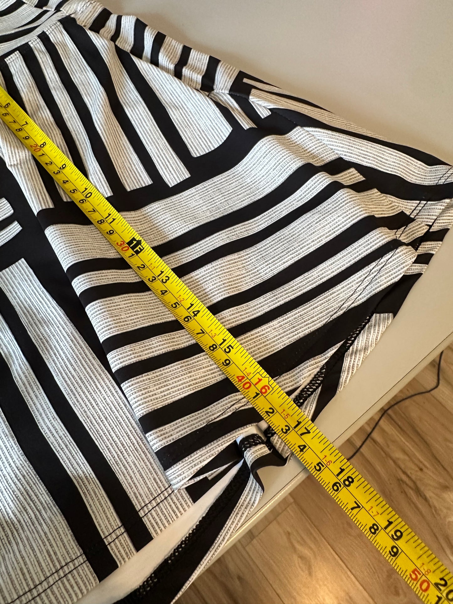 CALIA Carrie Underwood Black and White Striped Geometric Athletic Skort | Size Large