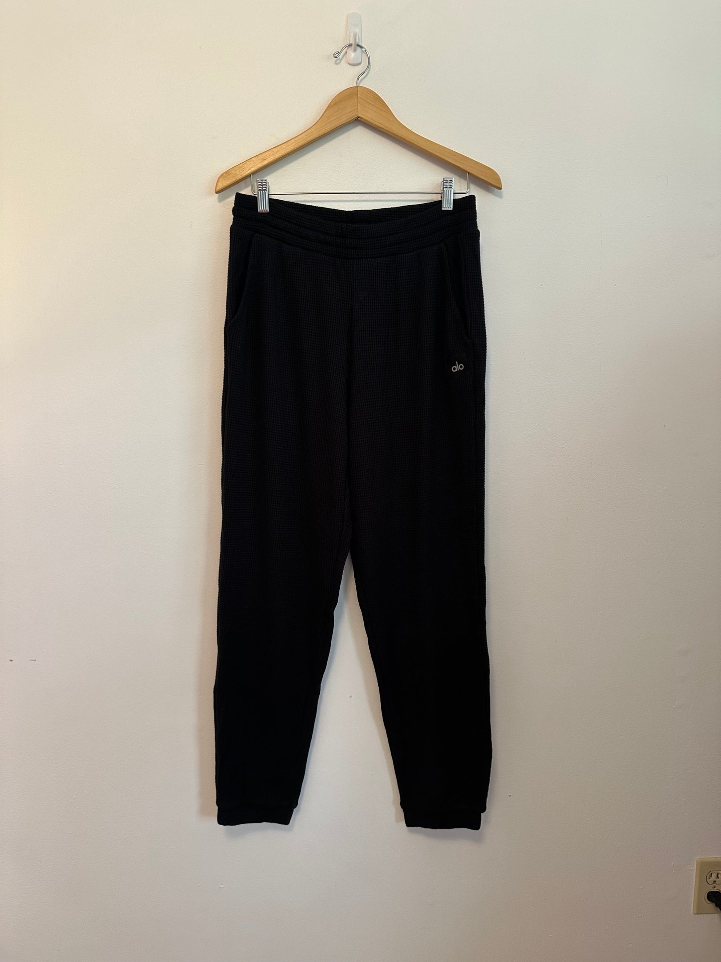 Alo Yoga Waffle Weekend Escape Jogger in Black | Size Large