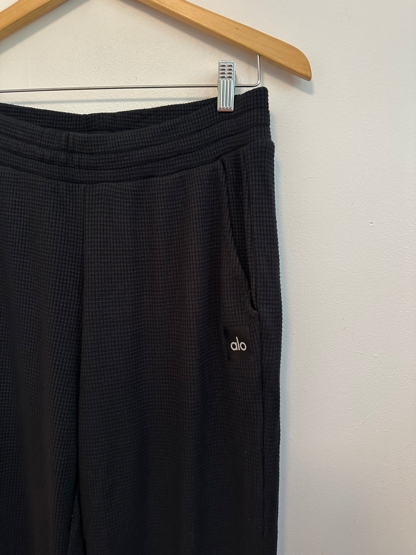 Alo Yoga Waffle Weekend Escape Jogger in Black | Size Large