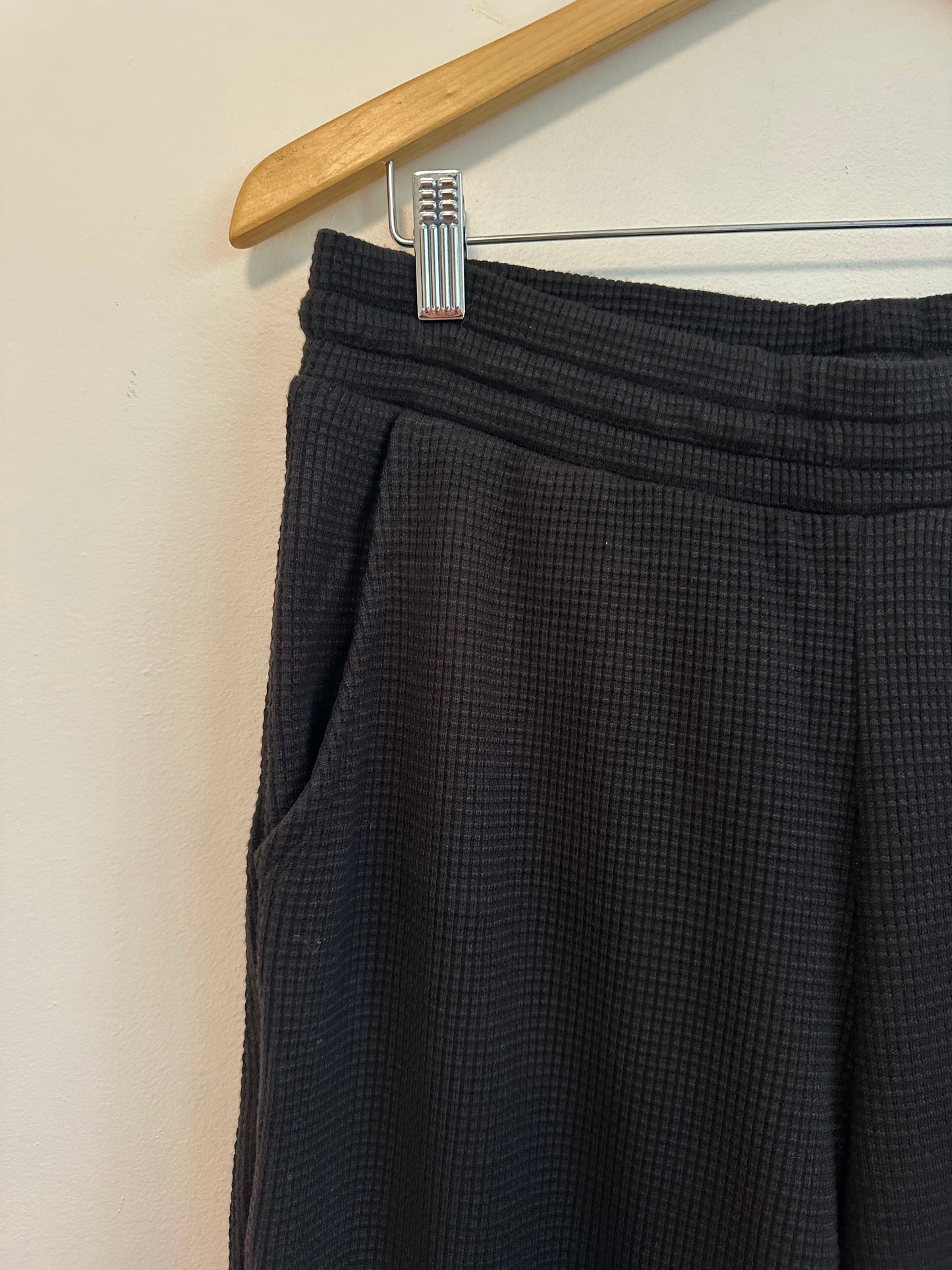 Alo Yoga Waffle Weekend Escape Jogger in Black | Size Large