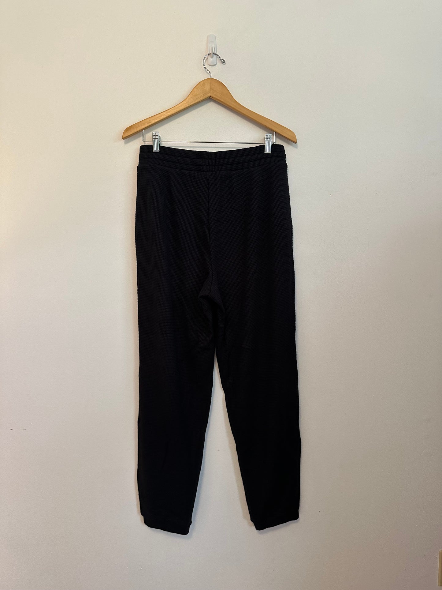Alo Yoga Waffle Weekend Escape Jogger in Black | Size Large