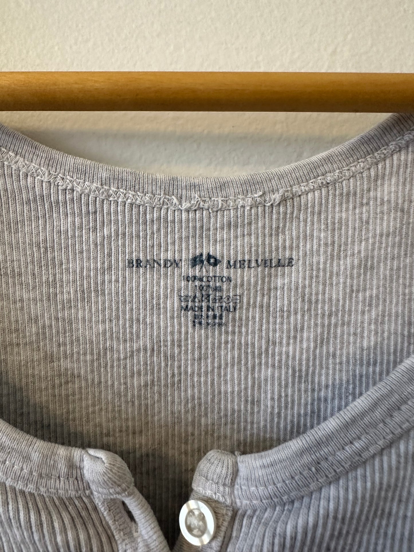 Brandy Melville Cropped Ribbed Gray Sleeveless Henley