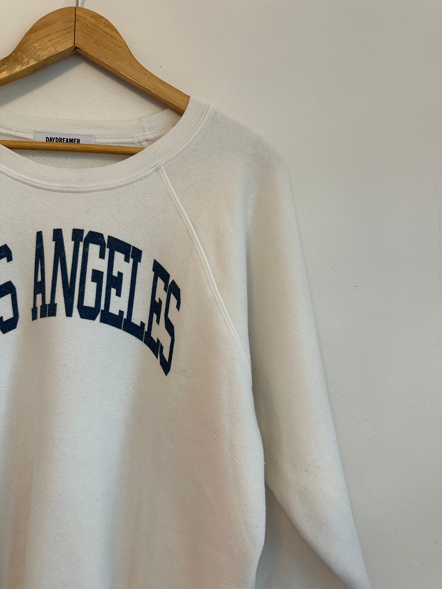 Daydreamer Los Angeles Graphic Raglan Sweatshirt in White and Navy Blue | Size Large