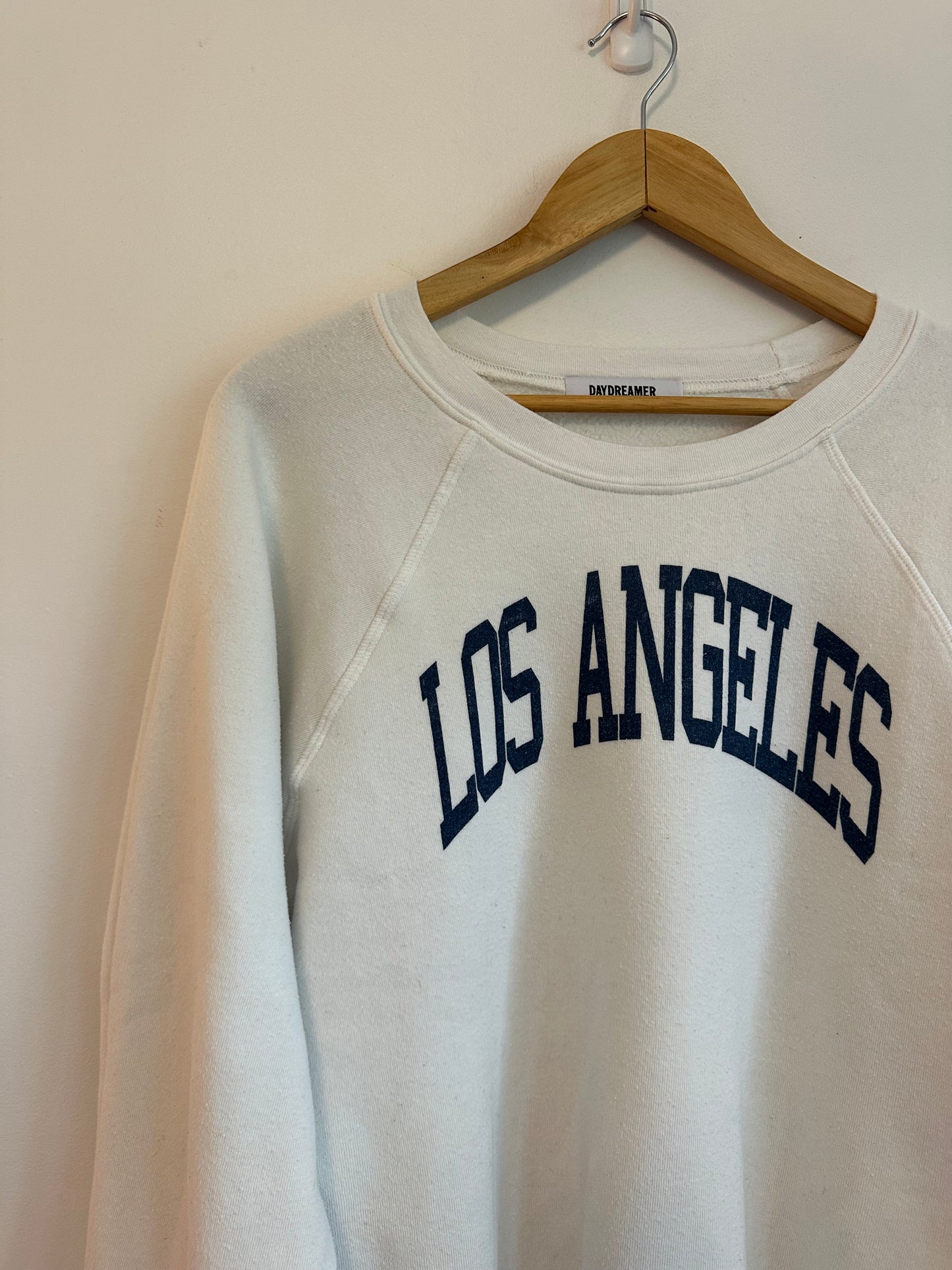 Daydreamer Los Angeles Graphic Raglan Sweatshirt in White and Navy Blue | Size Large