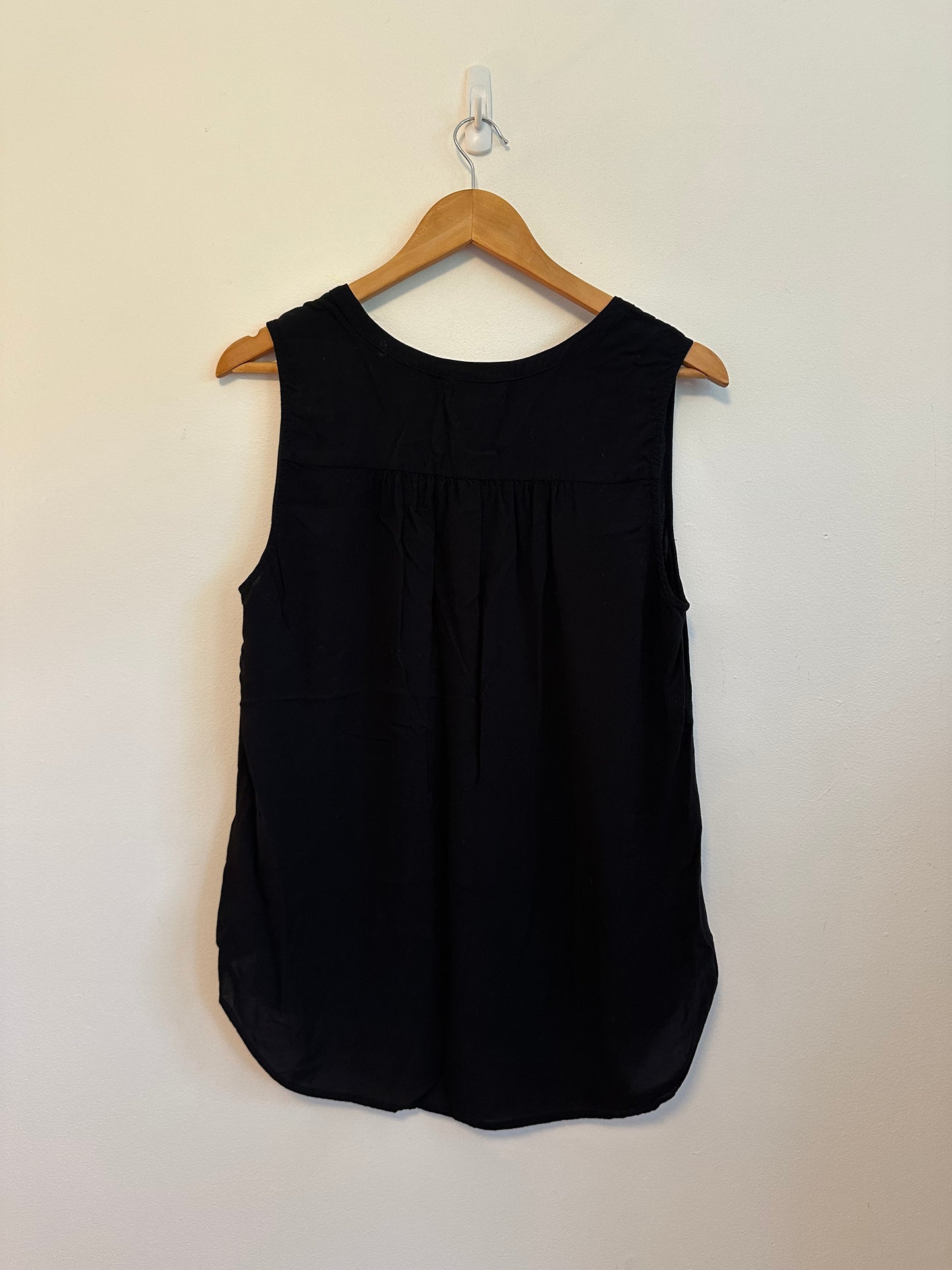 Velvet by Graham & Spencer Black Sleeveless Henley Blouse | Size Medium
