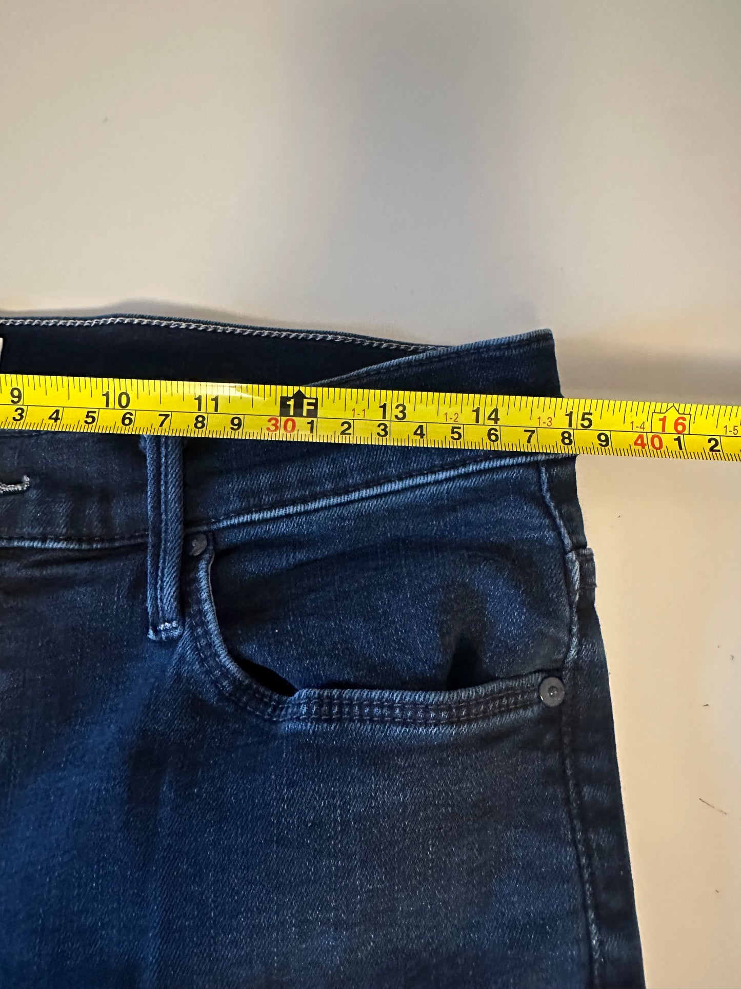 Mother The Weekender Fray Jeans in Chip On My Shoulder Wash | Size 30