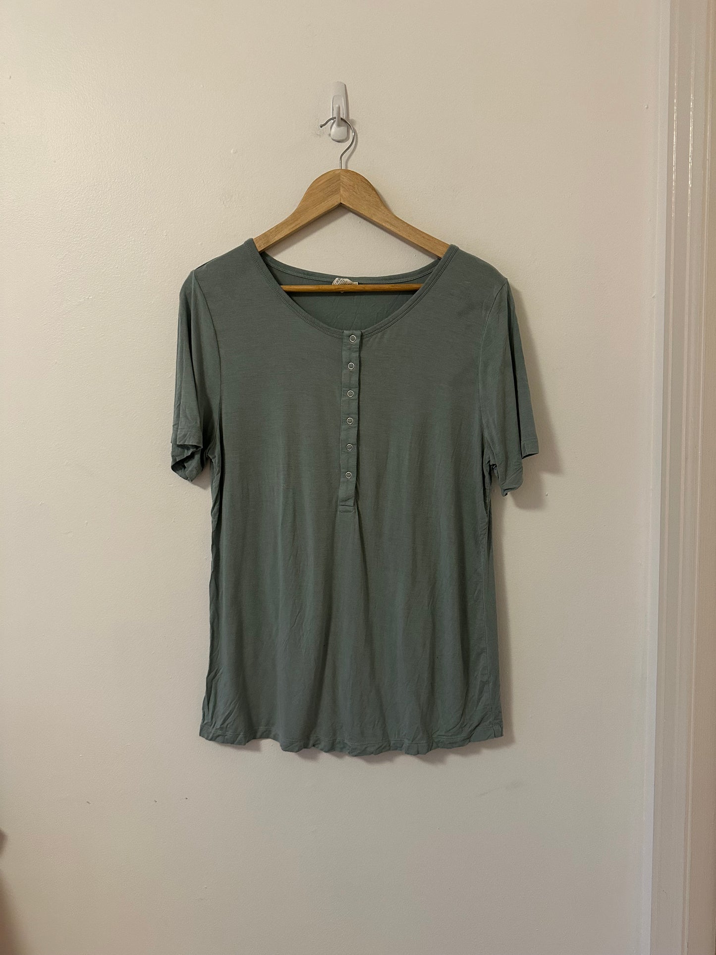 Kate Quinn Henley Sage Green Short Sleeve T-Shirt | Size Large
