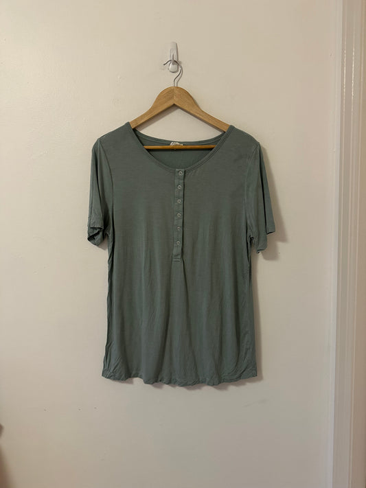 Kate Quinn Henley Sage Green Short Sleeve T-Shirt | Size Large