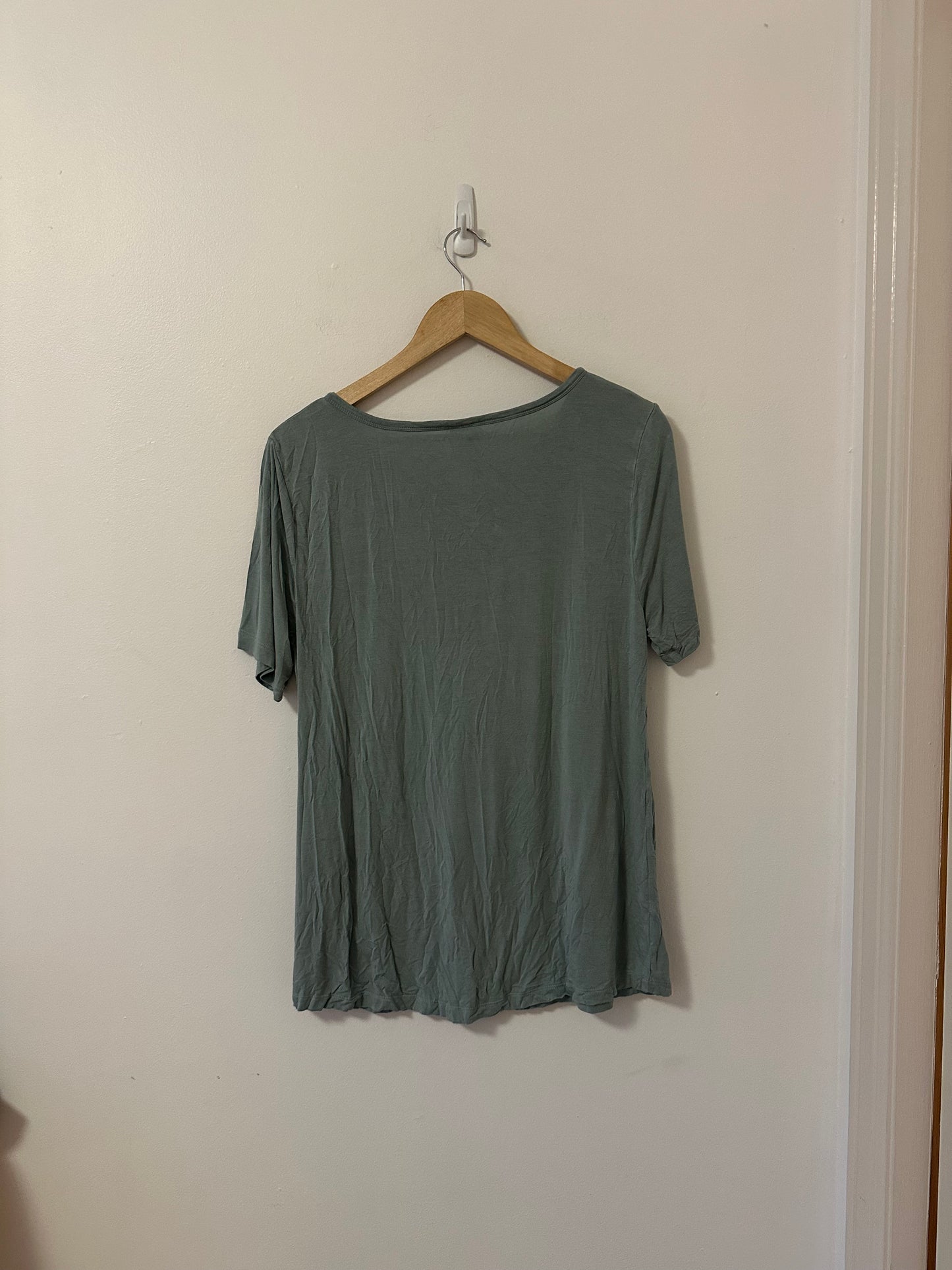 Kate Quinn Henley Sage Green Short Sleeve T-Shirt | Size Large
