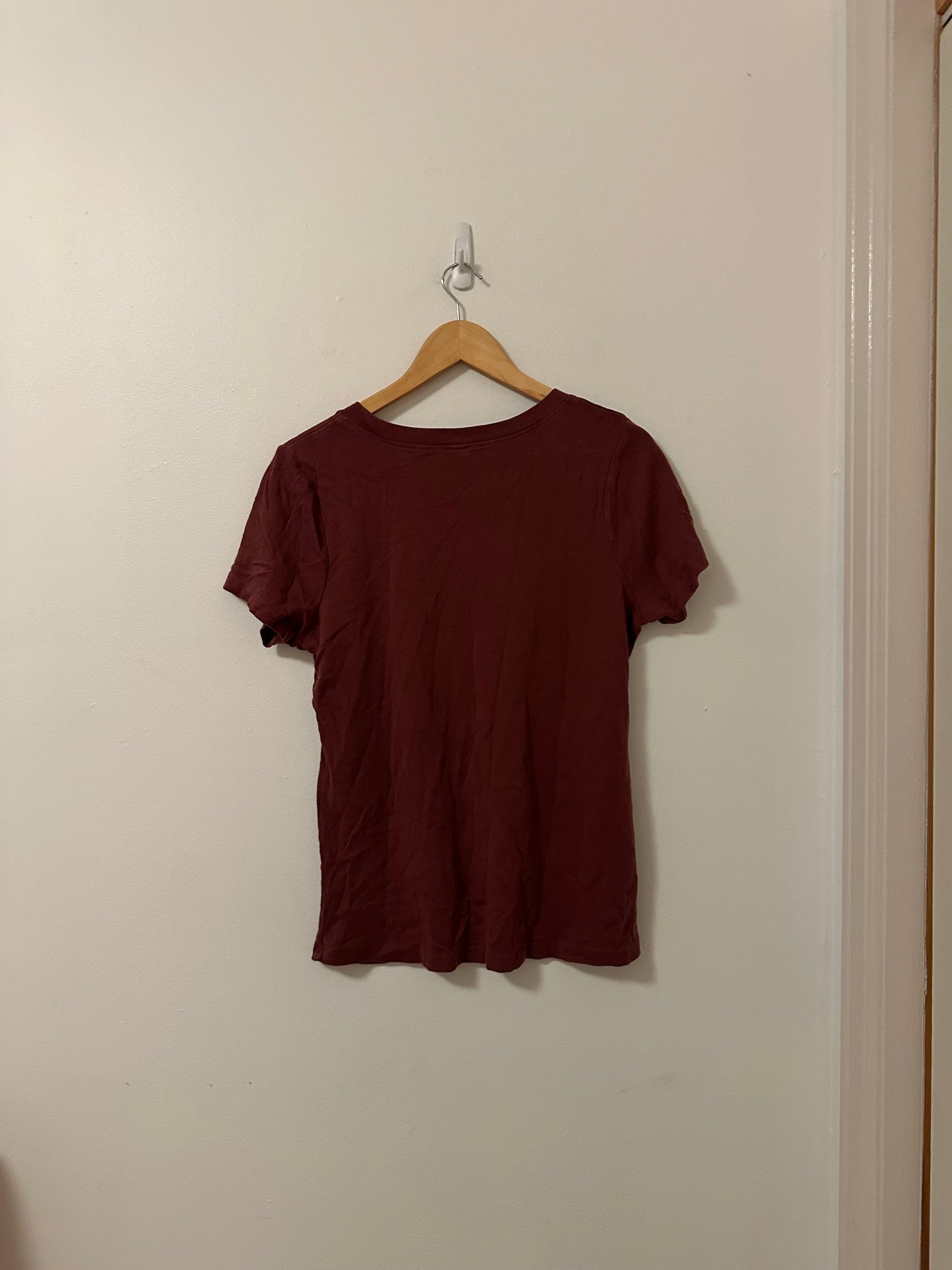 Kate Quinn Red Short Sleeve T-Shirt | Size Large