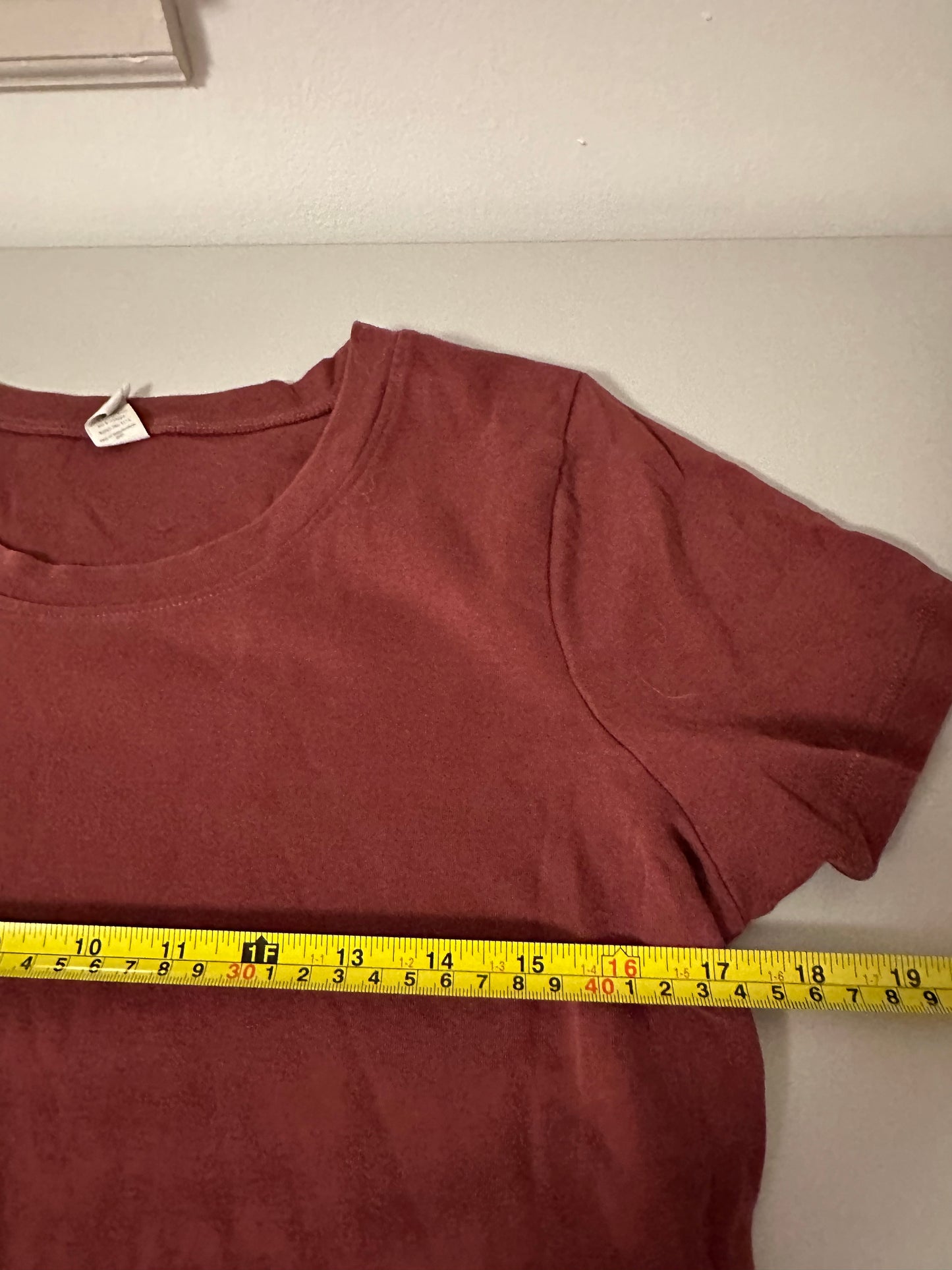 Kate Quinn Red Short Sleeve T-Shirt | Size Large