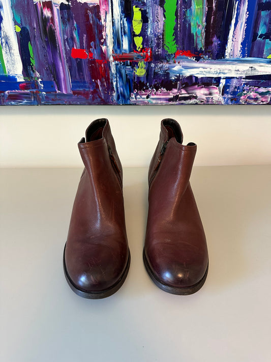 Clarks Leather Round Toe Block Heel Side Zip Ankle Boots | Size 8.5